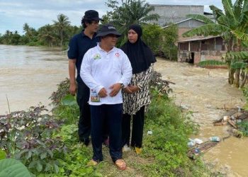Pj Bupati Aceh Tamiang, Asra (tengah) bersama Kalak BPBD Iman Suhery dan Camat Seruway, Devi Manullang ketika meninjau titik tanggul yang jebol dihantam banjir di Seruway, Minggu (13/10/2024). Musibah ini menyebabkan ratusan rumah terendam banjir dan satu rumah ambruk.