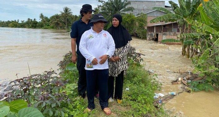 Pj Bupati Aceh Tamiang, Asra (tengah) bersama Kalak BPBD Iman Suhery dan Camat Seruway, Devi Manullang ketika meninjau titik tanggul yang jebol dihantam banjir di Seruway, Minggu (13/10/2024). Musibah ini menyebabkan ratusan rumah terendam banjir dan satu rumah ambruk.