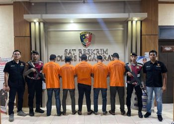 Lima pelaku pencurian besi, diamankan di Mapolres Nagan Raya. Foto: Dok Polres Nagan Raya