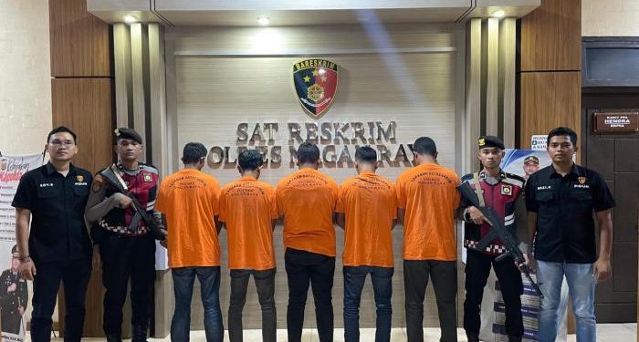 Lima pelaku pencurian besi, diamankan di Mapolres Nagan Raya. Foto: Dok Polres Nagan Raya