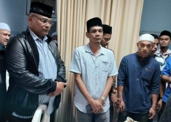 Pj Gubernur Aceh, Safrizal ZA, melayat jenazah ulama kharismatik Aceh, Tgk Ishak bin Ahmad di RSUDZA Banda Aceh, Selasa (5/11/2024). Foto: Ist