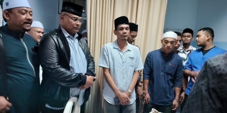 Pj Gubernur Aceh, Safrizal ZA, melayat jenazah ulama kharismatik Aceh, Tgk Ishak bin Ahmad di RSUDZA Banda Aceh, Selasa (5/11/2024). Foto: Ist