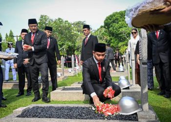 Wakil Presiden Gibran Rakabuming Raka sedang menabur bunga di salah satu makan pahlawan. Foto: Setwapres