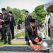 Wakil Presiden Gibran Rakabuming Raka sedang menabur bunga di salah satu makan pahlawan. Foto: Setwapres