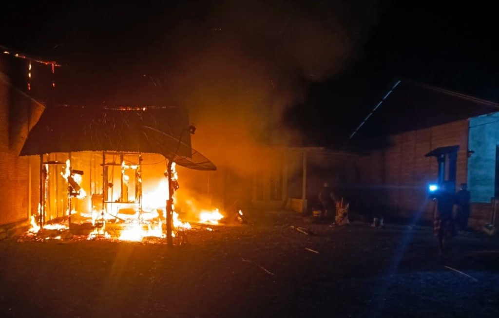 Kondisi kebakaran rumah milik warga di Desa Padang Sikabu, Kecamatan Kaway XVI, Kabupaten Aceh Barat, Kamis (27/3/2025).
