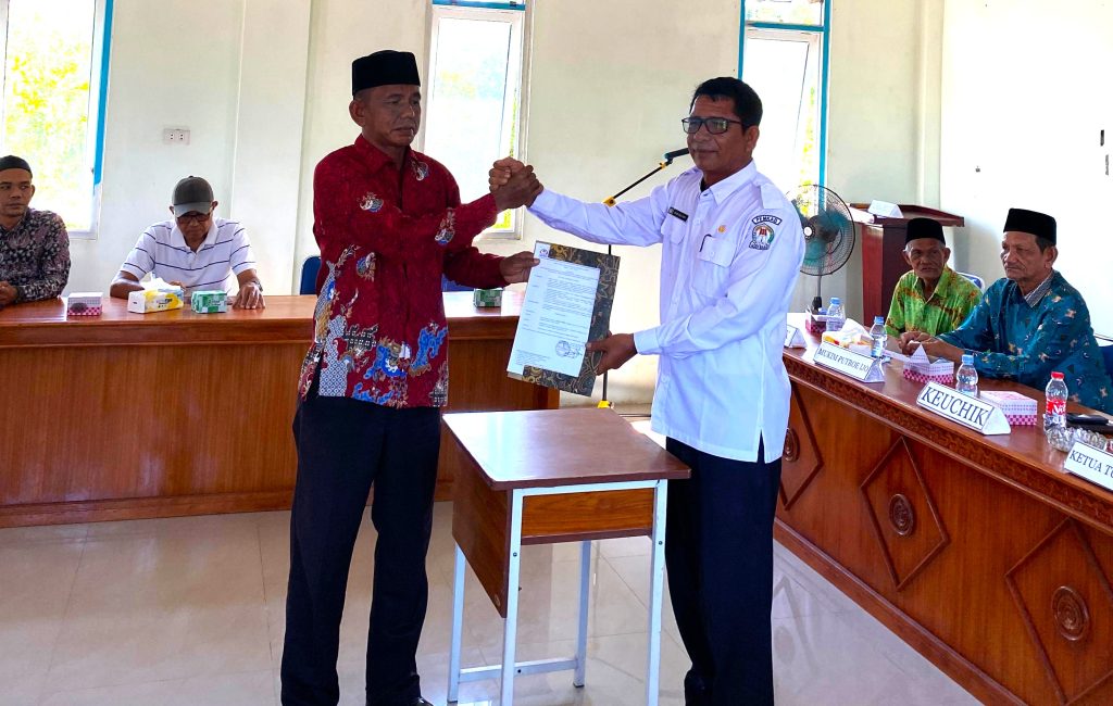 Ketua Pemuda Lapang menerima SK Pelantikan dari Keuchik Said Zul'asfi